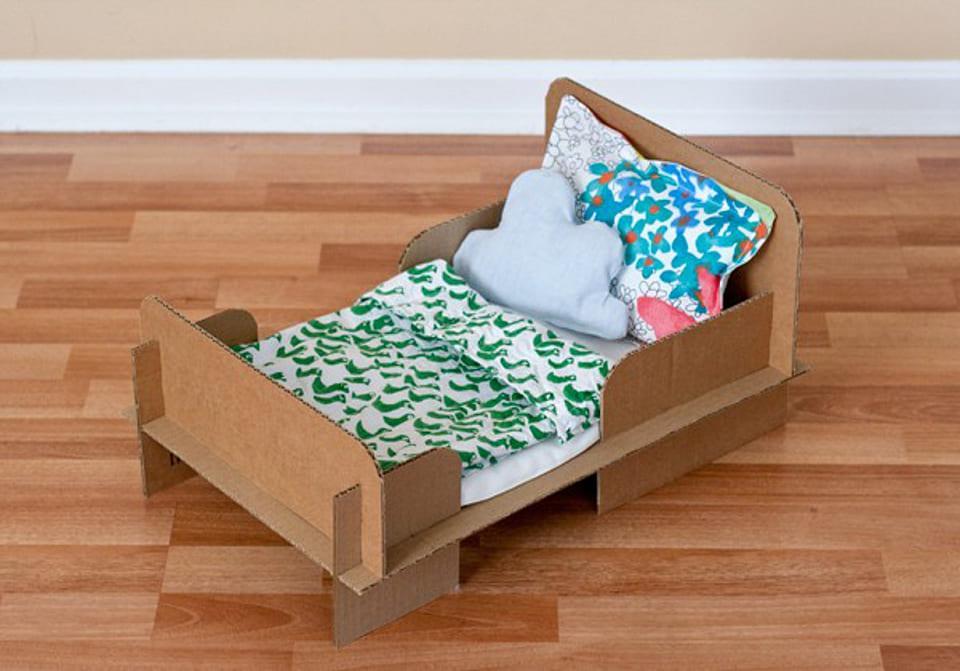 Игрушечная кроватка из гофрокартона DIY Cardboard Bed