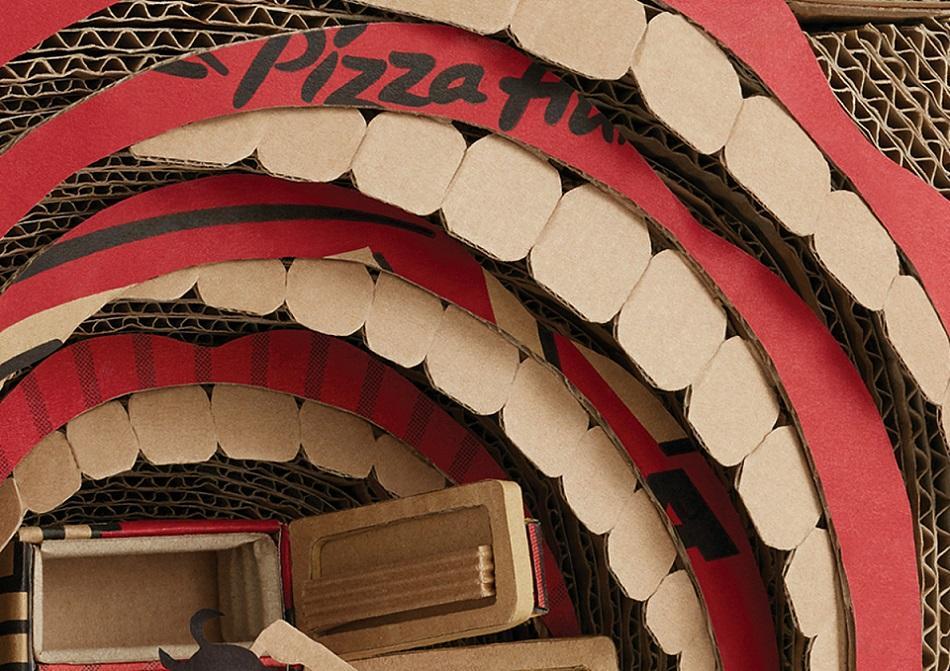 Рекламные объявления из коробок для пиццы Pizza Hut